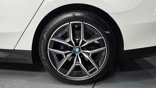 BMW 5 Series (G60) 520i M 2025 21