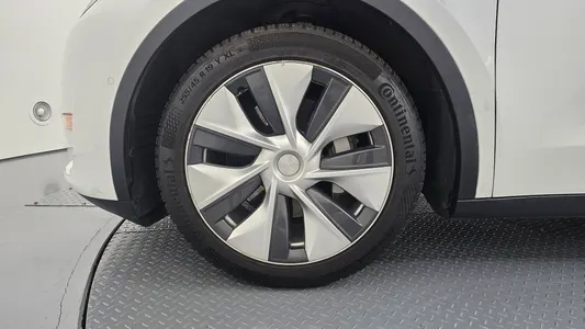 Tesla Y AWD 2021 5