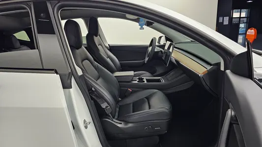 Tesla Y AWD 2021 27
