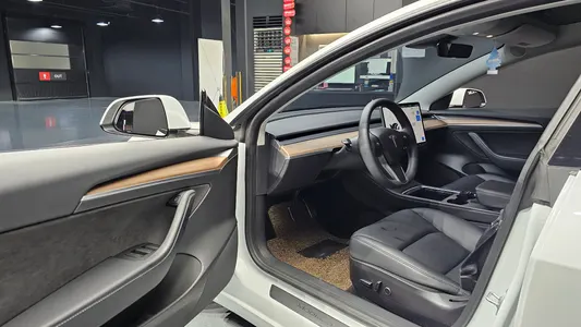 Tesla 3 AWD 2022 10