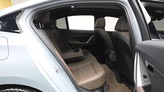BMW 5 Series (G60) 520i M 2024 10