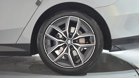 BMW 5 Series (G60) 520i M 2024 21