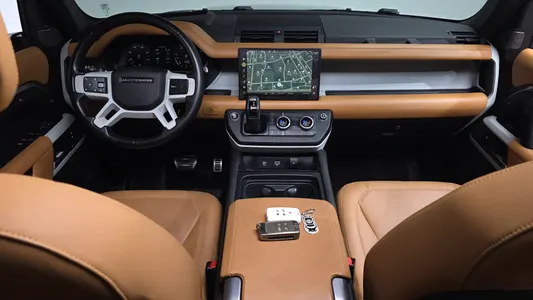 Land Rover (L663) 110 D300 HSE 2023 6