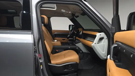 Land Rover (L663) 110 D300 HSE 2023 26