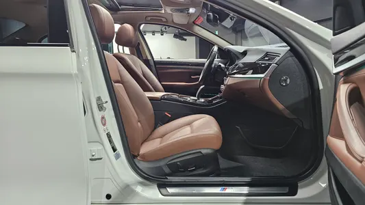 BMW 5 Series (F10) 520d M 2015 26