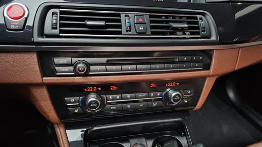 BMW 5 Series (F10) 520d M 2015 31