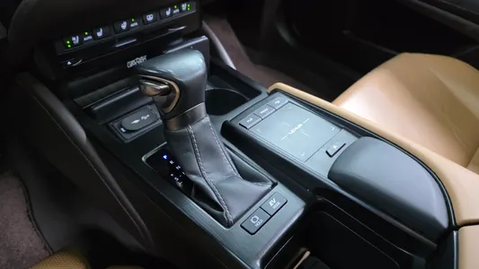 Lexus ES300h 7 2019 9