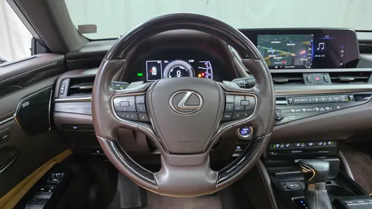 Lexus ES300h 7 2019 14