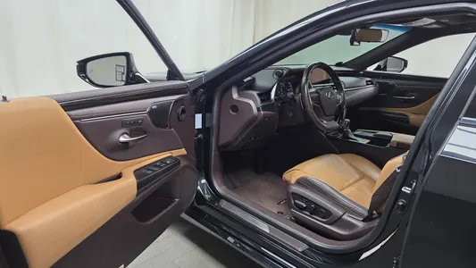 Lexus ES300h 7 2019 10