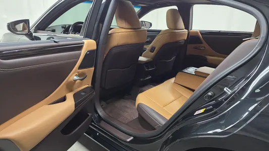 Lexus ES300h 7 2019 26