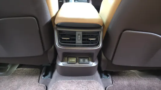 Lexus ES300h 7 2019 36