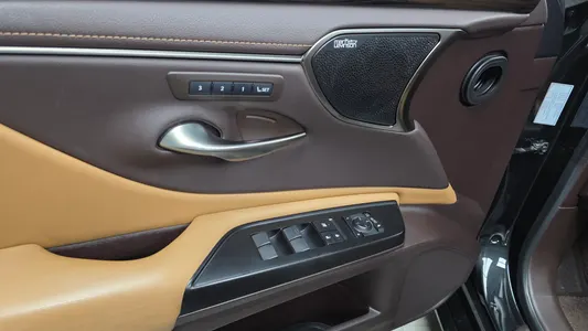 Lexus ES300h 7 2019 28