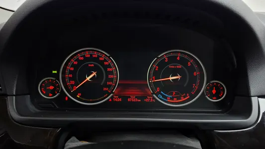 BMW 5 Series (F10) 528i xDrive 2013 8