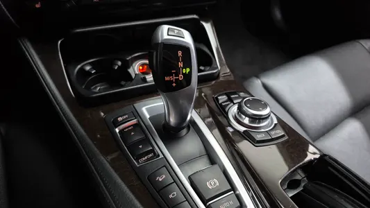 BMW 5 Series (F10) 528i xDrive 2013 9