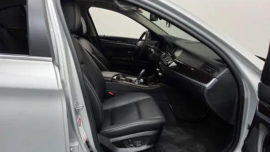 BMW 5 Series (F10) 528i xDrive 2013 11