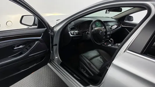 BMW 5 Series (F10) 528i xDrive 2013 10