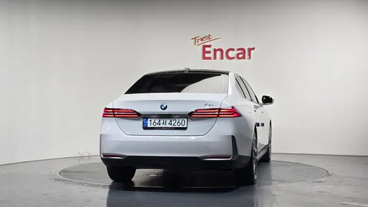 BMW 5 Series (G60) 520i 2024 4