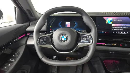 BMW 5 Series (G60) 520i 2024 14