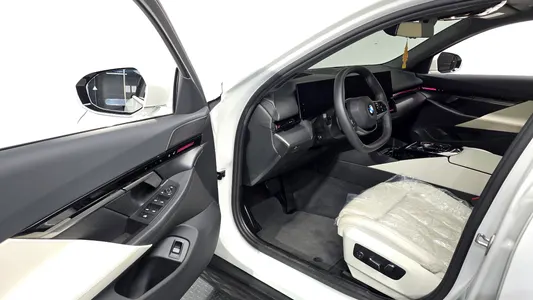 BMW 5 Series (G60) 520i 2024 10