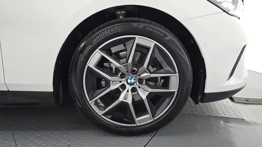 BMW 5 Series (G60) 520i 2024 21