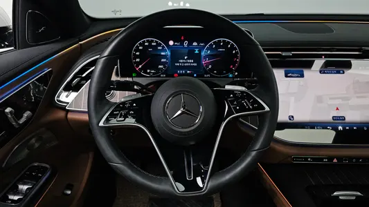 Mercedes-Benz E-Class W214 E300 4MATIC AMG Line 2025 13