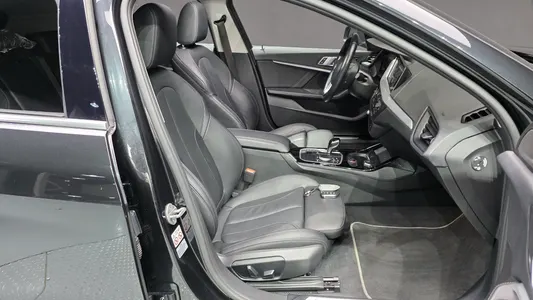 BMW 1 Series (F40) 120i 2022 10