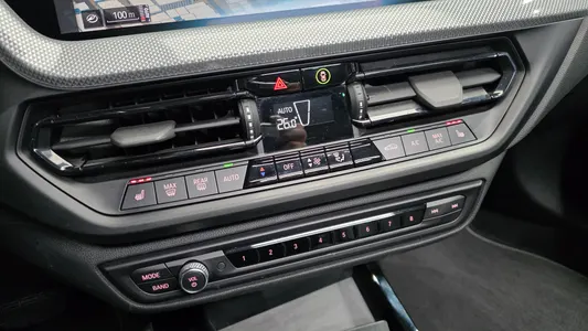 BMW 1 Series (F40) 120i 2022 19