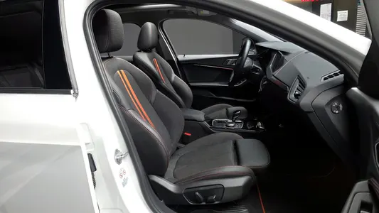 BMW 1 Series (F40) 118d 2020 11