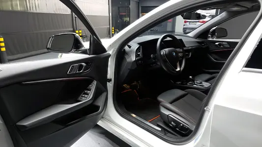 BMW 1 Series (F40) 118d 2020 10