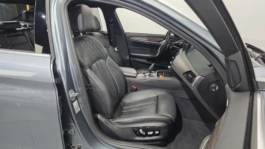 BMW 5 Series (G30) 530i M 2018 26