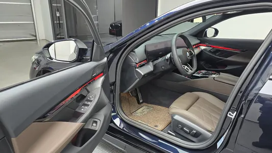 BMW 5 Series (G60) 520i M 2025 10