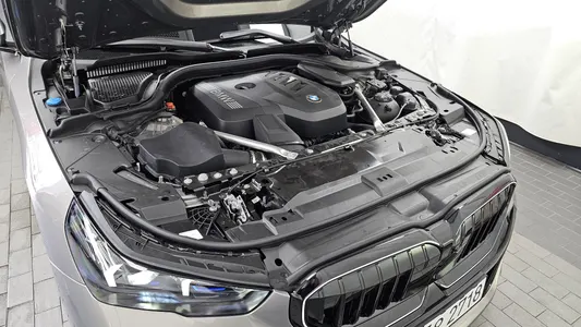 BMW 5 Series (G60) 520i 2025 6