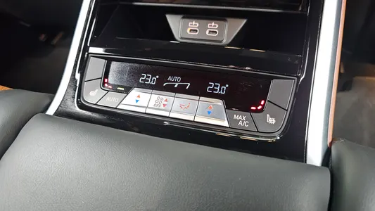 BMW 8 Series (G15) M850i xDrive 2024 31