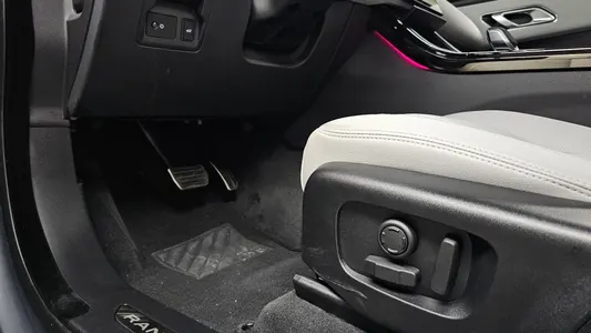Land Rover 레인지로버 벨라 2.0 P250 SE 2025 30