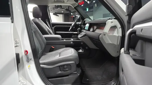 Land Rover (L663) 110 D250 SE 2021 26
