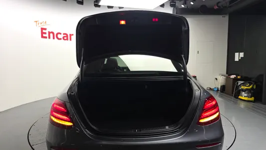Mercedes-Benz E-Class W213 E350 4MATIC AMG Line 2019 33