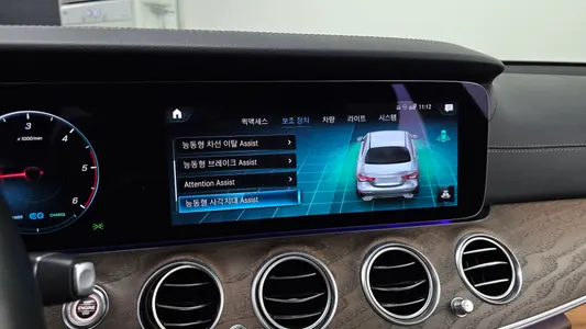 Mercedes-Benz E-Class W213 E220d 4MATIC 2023 16