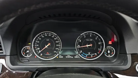 BMW 5 Series (F10) 528i 2013 8