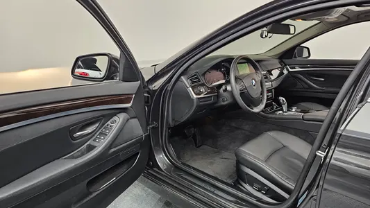BMW 5 Series (F10) 528i 2013 10