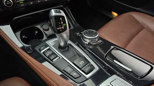 BMW 5 Series (F10) 520d M 2016 8