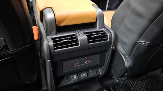 Land Rover (L663) 110 P300 X- SE 2024 35