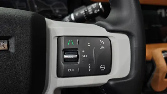 Land Rover (L663) 110 P300 X- SE 2024 29