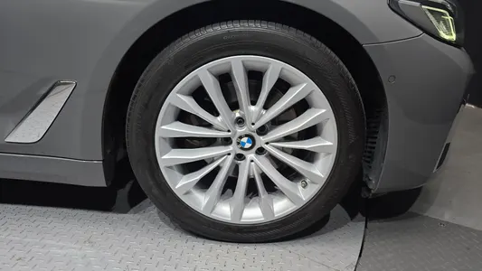BMW 5 Series (G30) 520i 2021 21