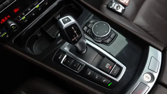 BMW 5 Series GT (F07) GT 30d xDrive 2016 8