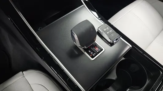 Land Rover 레인지로버 벨라 2.0 P250 SE 2025 8