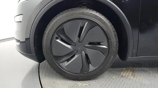 Tesla Y AWD 2025 5