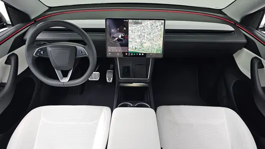 Tesla Y AWD 2025 7
