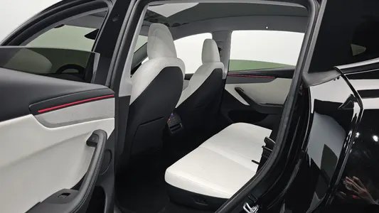 Tesla Y AWD 2025 11