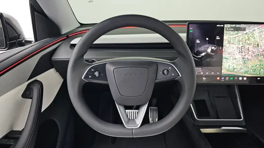 Tesla Y AWD 2025 13