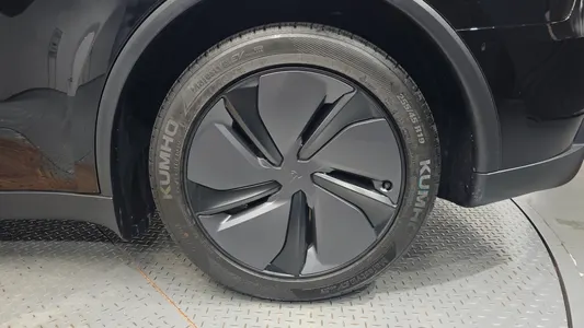 Tesla Y AWD 2025 22